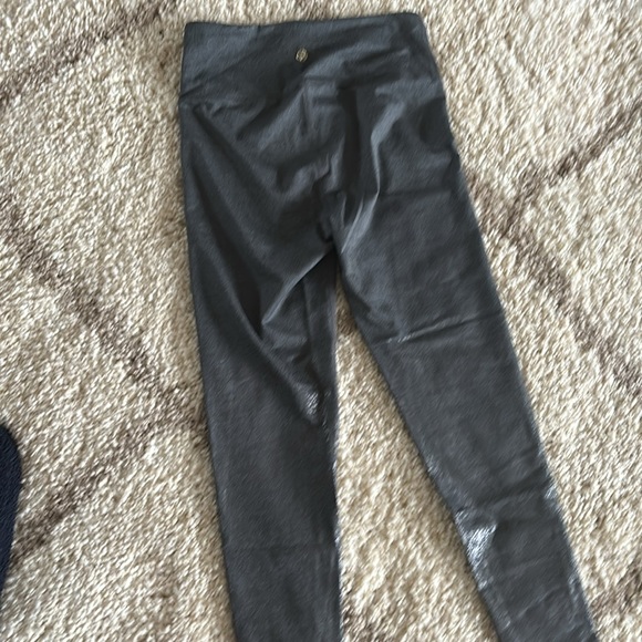 Lilly Pulitzer weekender legging size medium gray - Picture 4 of 4